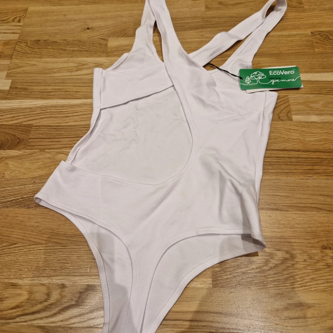 Vit body med korsad rygg