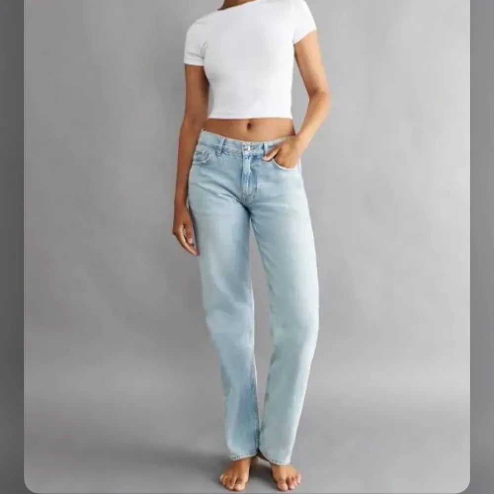 Säljer dessa lågmidjade jeans från gina då de inte kommer till anvädning.. Jeans & Byxor.