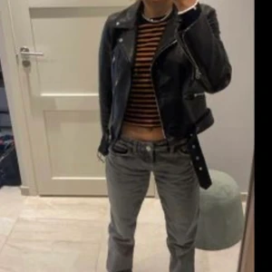 Zara mid rise jenas  - Säljer dessa jeans från zara. Säljer dem pågrund av att de blivit för små… inga defekter alls! Jätte fina!💕lånade bilder så skriv om ni vill ha egna.😊