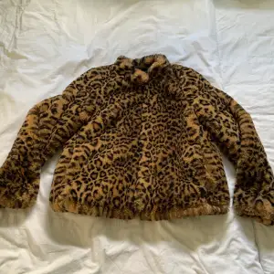 Jättesnygg pälsjacka med leopardmönster från zara. Köpt i london och använd 1 gång där. Den är superskönt och går att styla på många sätt. 