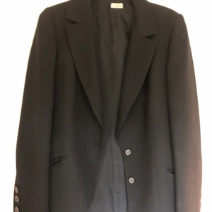 Kavaj - Den här kavajen en verkligen jättefin och har lite textur med ränder. Den sitter oversized på mig, den passar både, Xs, s, m och kanske l. Det beror på hur man vill att den ska sitta!