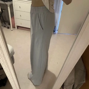 Ljusblå mjukisbyxor  - Super fina ljusblå mjukisbyxor från bikbok, säljs pga att de inte längre kommer till användning💕