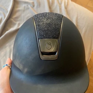 Samshield hjälm - Super fin samshield hjälm med svart glitter 