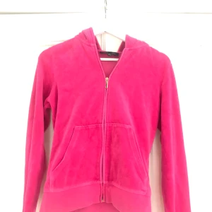 JUICY COUTURE  - JUICY COUTURE kofta i rosa, men massa fina paljetter. Storlek M. Använd Max 7 gånger. 