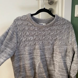 Stickad tröja - Gråbeige stickad tröja från Dobber, storlek M. Bra kvalite och skick och är unisex🤍🤍