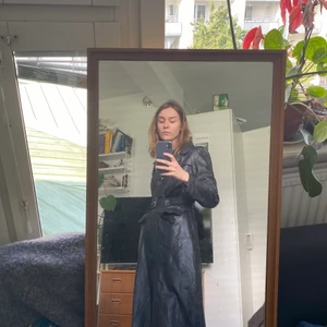 Svart skinnjacka - Fantastiskt fin skinnjacka. Perfekt till hösten.  I använt skick, jackan saknar bla en knapp därav priset. Passar bra på mig som har S/M