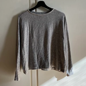 grå tröja - nice material, sitter tunnare runt handlederna
