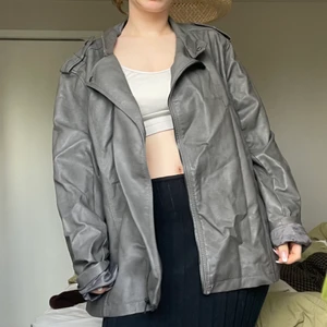 Grå skinnjaka strl L? - Säljer ännu en ascool skinnjacka från sellpy, även denna oanvänd. Storleken som står är ”4XXL” men jag är vanligtvis en S så skulle mer säga M/L 😊 250kr + 66kr spårbar frakt ❤️