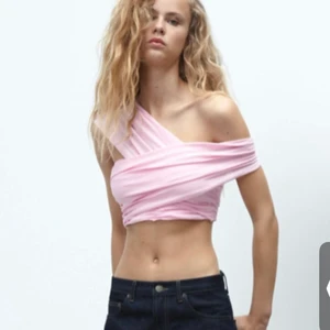 ZARA topp  - Söt ljusrosa topp från ZARA, prislappen är kvar.