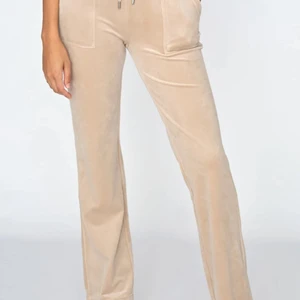 Intresse koll på beiga juicy byxor - Intressekoll på mina jättefina juicy couture Byxor!! Nypris 1200kr och jag köpte dem för mindre än två månader  sen. Nästan helt oanvända❤️ Jag kan även byta dem mot någon annan färg typ mörkgröna,mörkblå eller svarta🫶🏻 Bud på 900kr❤️