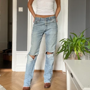 Jeans - Säljer dessa Levi’s jeans. (Passar runt stl 34 beroende på hur man vill att dom ska sitta)