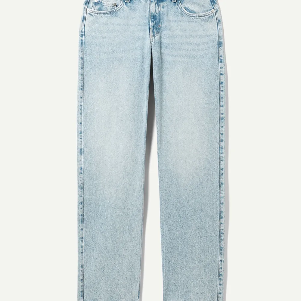 Weekday arrow low jeans, knappt använda och supersöta och lågmidjade. Säljer för jag är pank och dem passa inte riktigt mig 💕. Jeans & Byxor.