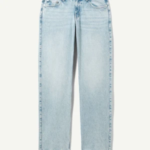 Weekday arrow low jeans  - Weekday arrow low jeans, knappt använda och supersöta och lågmidjade. Säljer för jag är pank och dem passa inte riktigt mig 💕