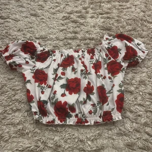 Söt sommar topp - Denna fina sommar topp är från HM i storlek xs. Töjbar, passar även en liten s. Köparen står för frakten! 