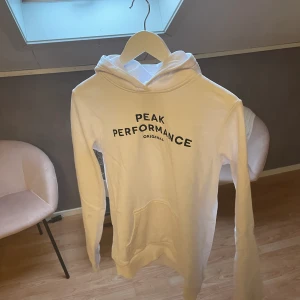 Peak performance Tröja barnmodell - Peak Performance tröja i stl 170. Väldigt lite använd.