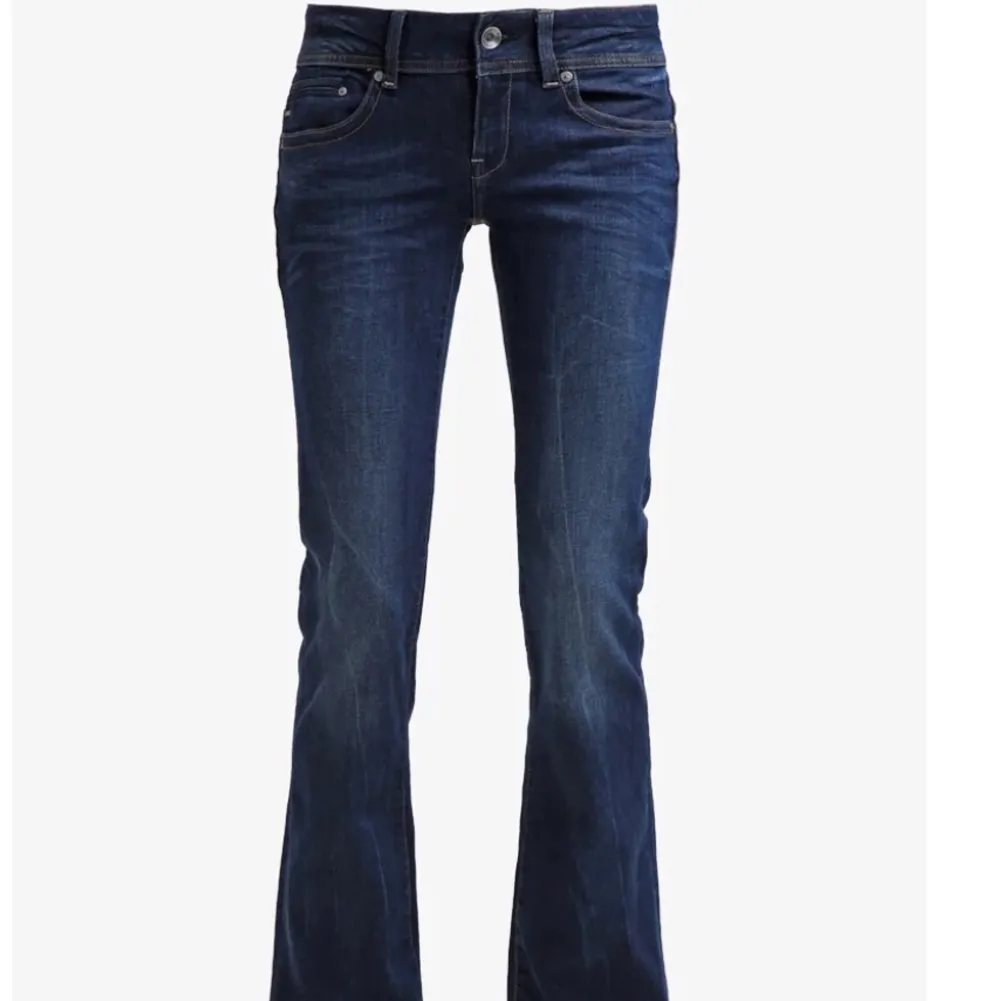 Säljer dessa Populära och slutsålda jeansen från zalando men det är märket g-star. Dom är i ett jätte bra skick då jag har använt dom sparsamt💕Dom är i storlek 27/32 och det motsvarar 36. Kom privat för bilder💕ny pris= 999kr, Tryck inte på köp direkt❗️❗️. Jeans & Byxor.
