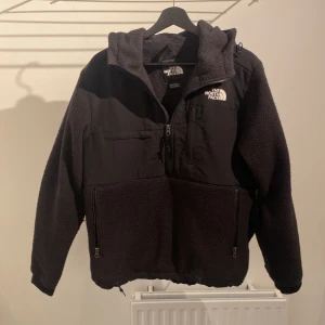 The north face jacka - Använt denna förra vintern och denna våren. Skick 9/10 Nypris 1500 Buda!