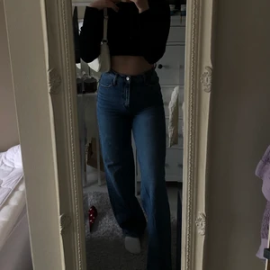 Mörkblåa jeans från Zara - Sjukt snygga jeans från Zara i mörkblå färg! Långa ben(!!!) med wide leg nedtill. Köparen står för fraktkostnad🤍