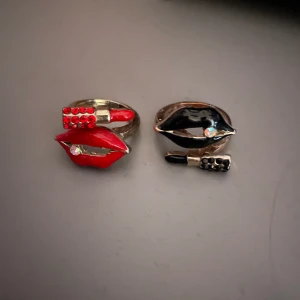 Ringar - Säljer mina två läppstift ringar! En röd och en svart :) De går att anpassa storleken en aning så de kan bli lite större om man skulle vilja det. De passar mig jättebra och jag brukar ha storlek S. 120kr för båda eller 70kr styck! 29kr frakt med postnord