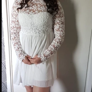 Fin klänning strl M - Jättefin studentklänning eller bara en snygg sommarklänning.  Är bara använd en gång så den är i nyskick.  Storleken är M Nypriset var 799:-  Kan skickas om köparen står för frakten