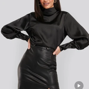 Svart satin blus - Aldrig använd, prislappen sitter kvar. Storlek 36. Ordinarie pris: 399