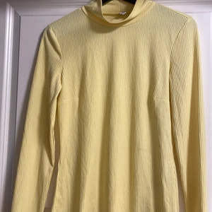 Gul polotröja - Gulpolotröja från nelly -stl m -nytt skick -nypris 299