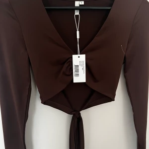 Brun topp - From Nelly, aldrig använd 