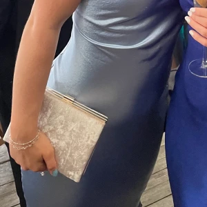 Velour väska - Den perfekta väskan inför balen. En ur snygg väska i Velour matriel. Köparen står för frakt!🥰