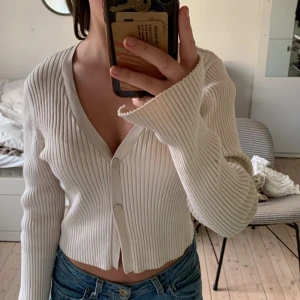 Ribbad kofta  - Säljer den här otroligt snygga ribbade koftan ifrån pull and bear! Den har super snygga slitsar i ärmarna som ni kan se på andra bilden. Det står på lappen att den är i stolek L men sitter såhär på mig som bär S. säljer den för 70kr. !!Aldrig använt!!🙌🏼