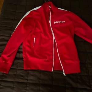 Palm angels tröja röd - Storlek L men passar m också 