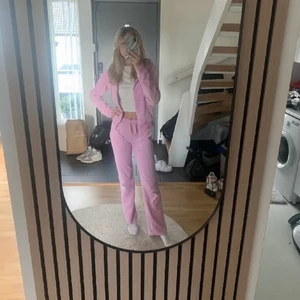 Rosa juciy sett - Super snyggt men kommer inte till användning. De passar mig som är 167 cm lång