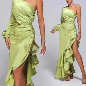 Klänning som inte har kommit till användning  - Fin klänning i storlek 36