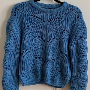 blå stickad tröja  - hej! säljer denna supersöta blåstickade tröjan som är köpt här på plick! Passar jättebra nu när det börjar bli lite kallare ute!