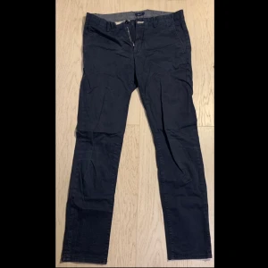 GANT chinos blå 176 cm - Säljer dessa GANT chinos då jag knappt använde dem och de är för små för mig nu. De är i storlek 16 eller 176 cm och är som nya. Kan fraktas eller hämtas.  Nypris: 649 kr Mitt pris: 349 kr