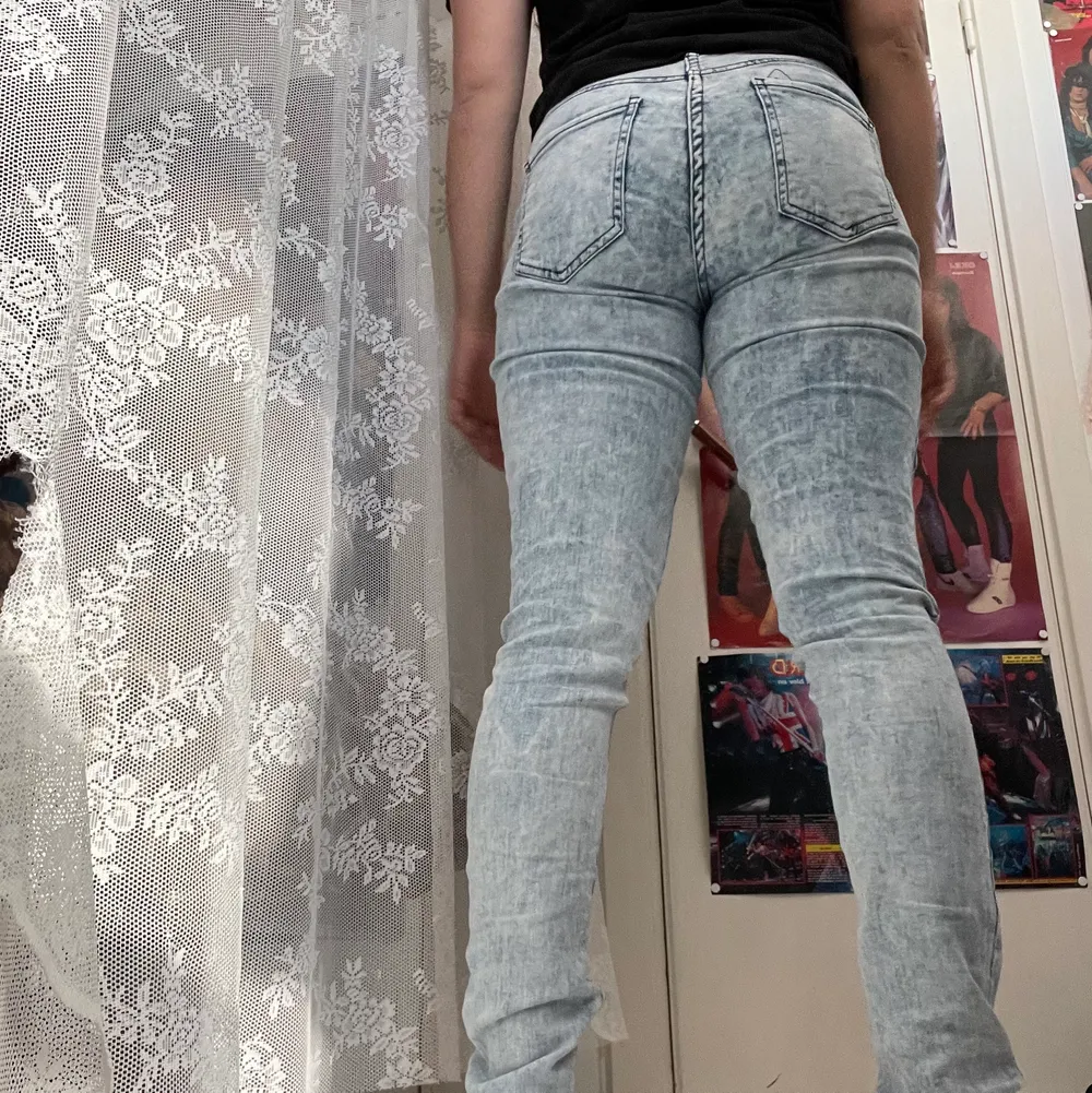 Snygga jeans från Gina tricot i fint skick. Väldigt strechiga, jag själv har small men dessa är i L men kan nog passa Medium. Katt i hemmet. Köparen står för frakten. . Jeans & Byxor.