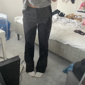 Kostymbyxor - Snygga kostymbyxor från bikbok i väldigt bra skick, jag är 168 cm lång, storlek 38 :)