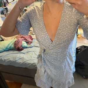 blommig klänning  - en blommig klänning från Only i storlek M, som tyvärr är för tajt i ryggen för mig