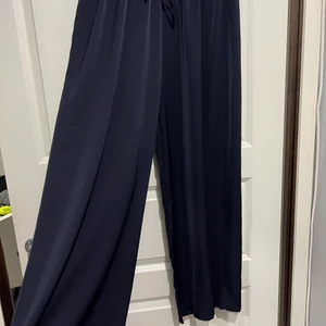 Byxa - Marinblå byxor i One Size. Aldrig använda 