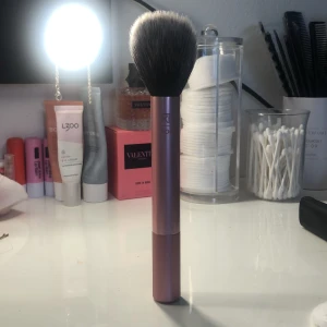 Sminkborste - Helt ny sminkborste som jag använt 1 gång men såklart Tvättat , kommer tyvärr inte till användning eftersom jag har så många andra sminkborstar