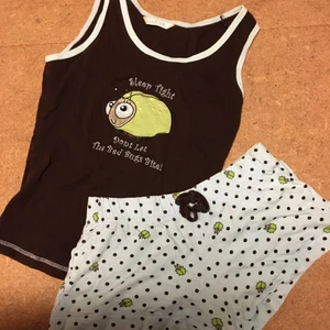 Pyjamas från La Senza, strl 34 - Rolig pyjamas med linne och shorts från La Senza. Mönster på underdelen och tryck på överdelen. Storlek XS.