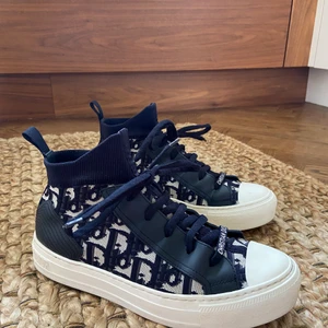 Dior sneakers  - Intressekoll på mina fina Dior sneakers, köpta i Marbella för ca 3 månader sedan för ungefär 10.000. Använda max 5 gånger. Bra skick, kvitto, box och dustbag medföljer!  Kan skicka fler bilder