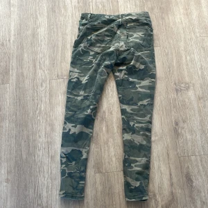 Camouflage jeans W30 L32 - Säljer pga aldrig fått användning för dem och nu för små. Köparen står för frakt. 