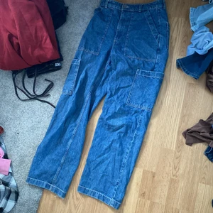 jeans blå många fickor - blåa jeans med många fickor, högmidjade och baggy