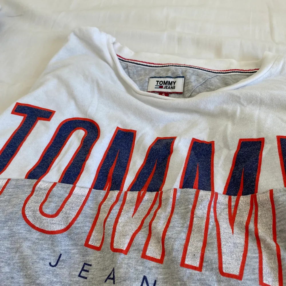 T-shirt från Tommy jeans✨Fint skick och cool design. Skriv om ni har frågor eller vill ha fler bilder💕. T-shirts.