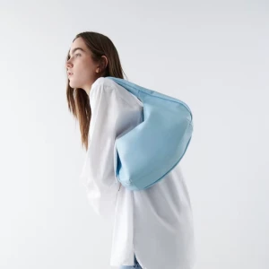 Ginatricot väska  - En blå helt oanvänd väska från ginatricot, 