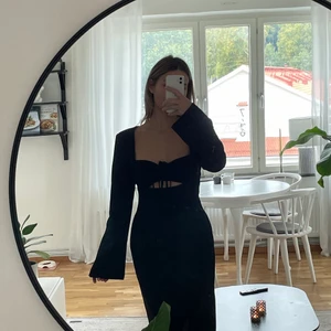 Klänning från NA-KD - Längre klänning från NA-KD i storlek 36, använd en gång. Nypris 799 kr, säljer för 250 kr. Sitter smickrande på kroppen. 