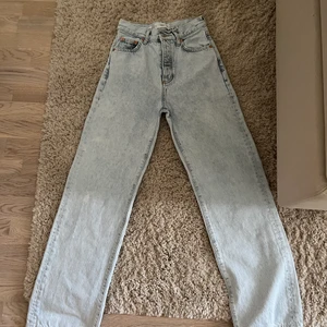 Jeans Mango - Jeans från mango i en jättefin ljusblå färg, i storlek 34. Passar mig perfekt som är 167cm! 