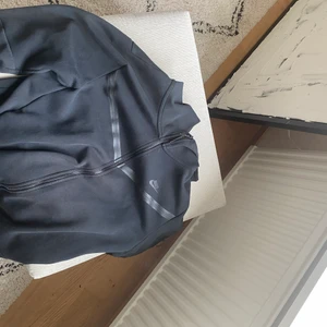 Nike tech  - Hej jag säljer min svarta Nike tech eftersom att den är för stor för mig. Jag köpte den på nike.com för 1299 och säljer för 900+frakt.
