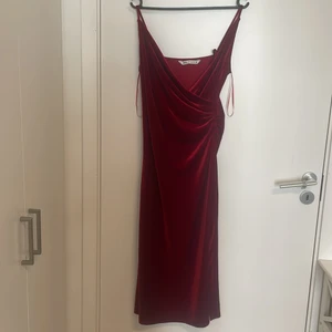 Klänning från zara  - M storlek jätte fin klänning för fest/bröllop har bara använt den 2 gånger 