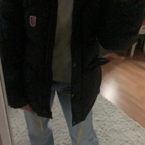 Fjällräven  - Kollar nu intresset på min fjällräven jacka. VILL INTE BYTA!! Storleken är M , passar mig bra som är 168cm. Köpt på fjällrävens egna hemsida i vintras 🤍🙏 